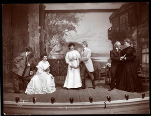 Una scena da una produzione amatoriale di una commedia intitolata Le Farfalle presentata al Barnard College, New York